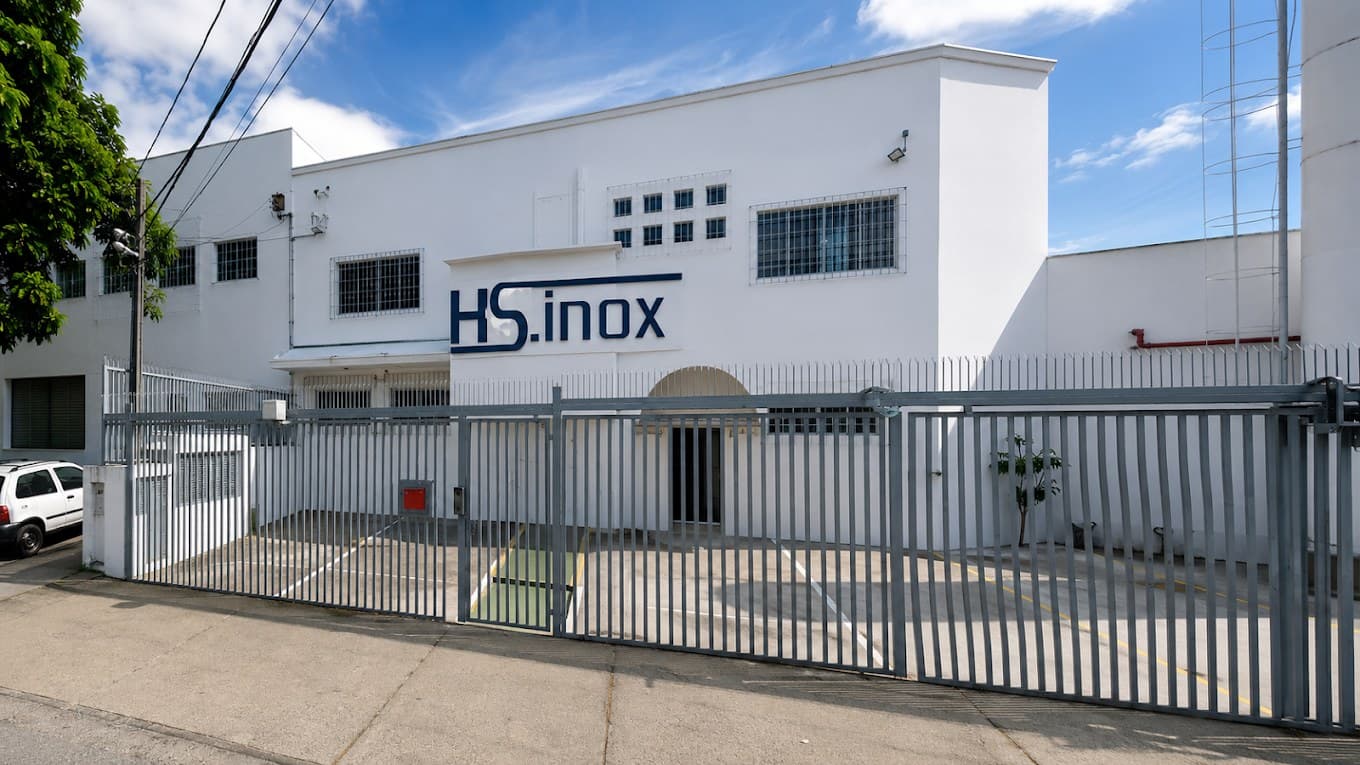 Fachada da HS Inox em Campinas, com o letreiro na parede do prédio