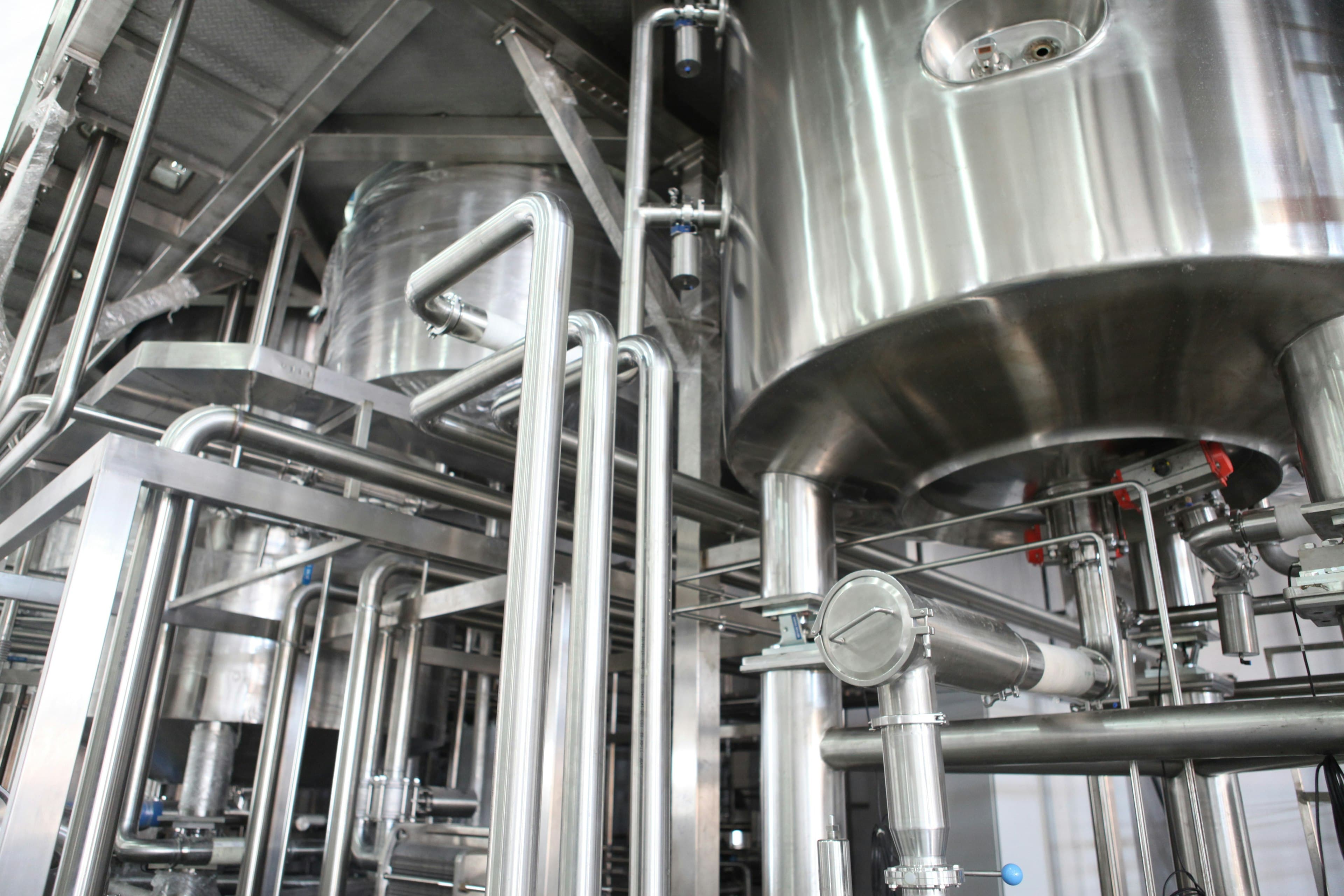Tanques e tubulação de processo em aço inox numa planta industrial