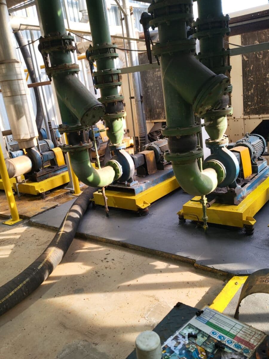 Conjunto de bombas e tubulação de utilidades sobre bases