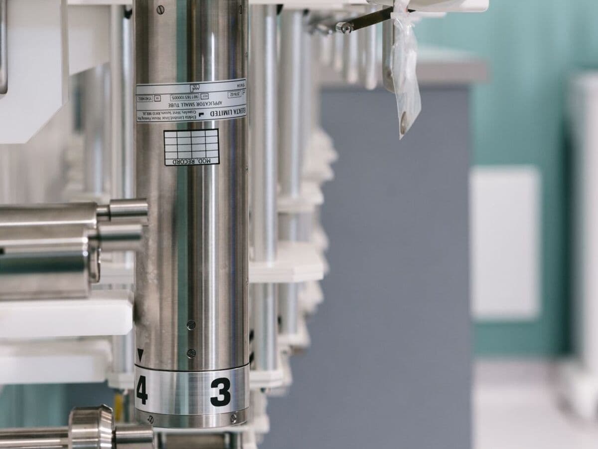 Colunas de aço inox de uma linha de envase farmacêutica