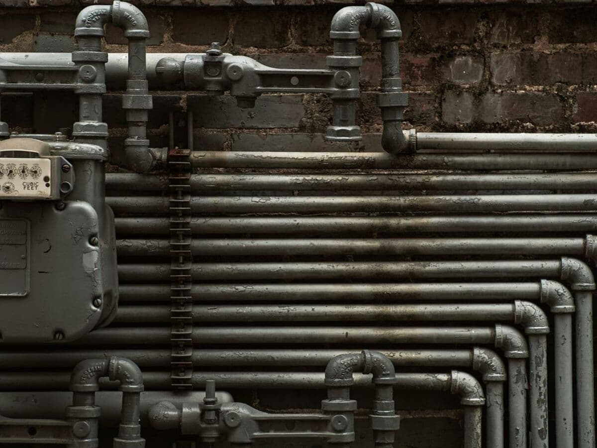 Feixe de tubulação de processo com válvulas e manômetro