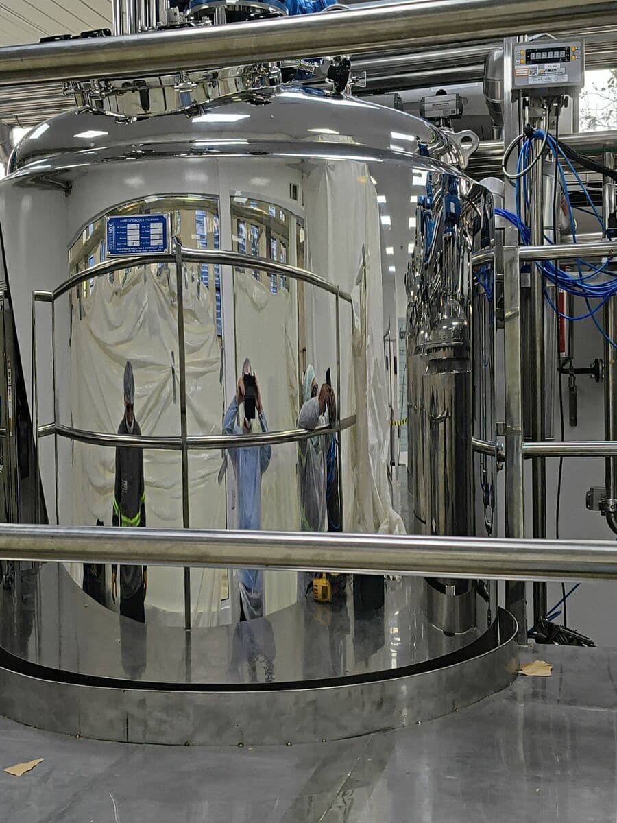 Tanques de processo em aço inox alinhados dentro de uma planta