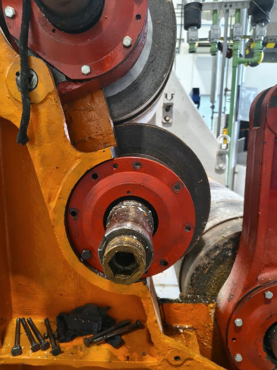 Eixo e mancal de um equipamento industrial abertos para manutenção