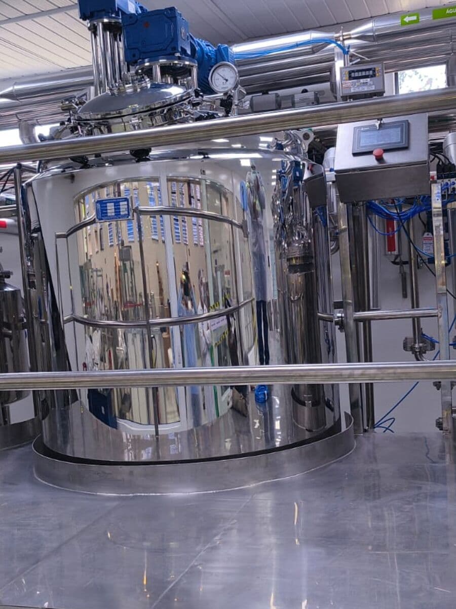 Tanques de processo em aço inox em sala de fabricação