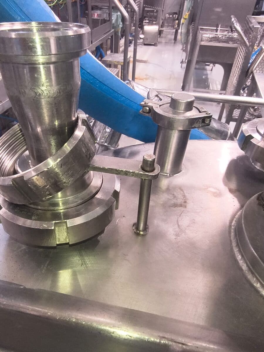 Linha de tubulação em aço inox montada em planta industrial