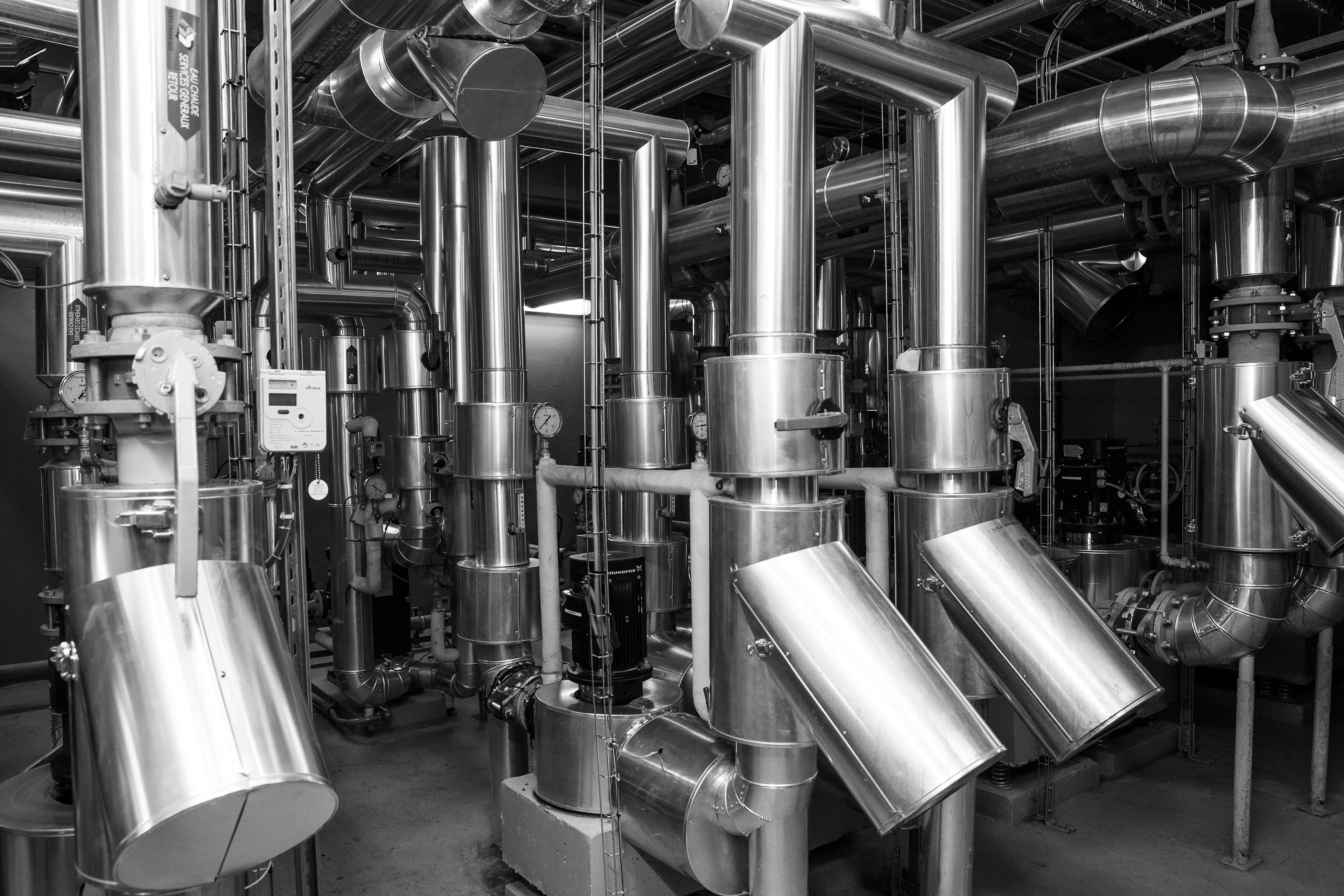 Tubulação de processo em aço inox, com trocadores e instrumentação